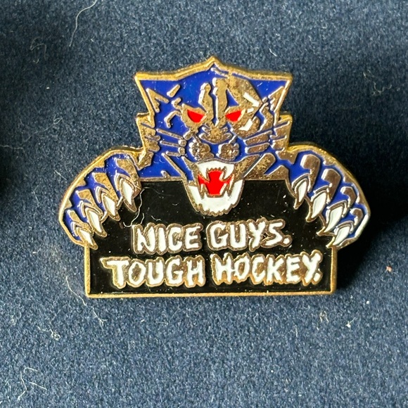 Vintage Florida Panthers pin collection, four pins and a commemorative coin - Picture 5 of 7